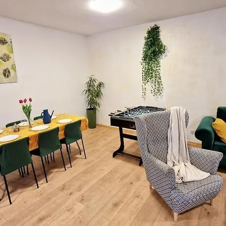 Semesterbostad Orientarium Atlas Arena Family House *